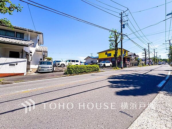【Frontal road】穏やかな街並みに溶け込むマンションです。周辺には住宅や生活施設が広がり、落ち着いた住環境が感じられます。実際に現地をご覧いただくことで、暮らしのイメージも膨らみます。