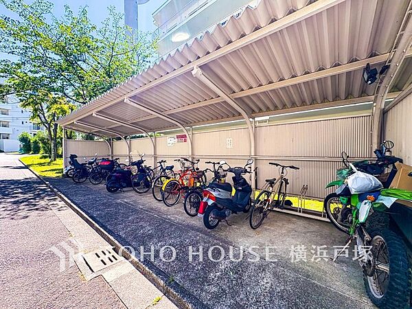 【Cycle lot】こちらは駐輪場。平置きの自転車スペースは、出し入れもスムーズにできるので、忙しいお出かけ時にもさっと出せるのが魅力的。大切な1分1秒を無駄にしません。