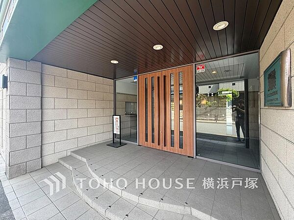 【Entrance】心地よさと品格が出会うエントランス。訪れるたびに特別な時間が始まる、洗練された迎えの空間。