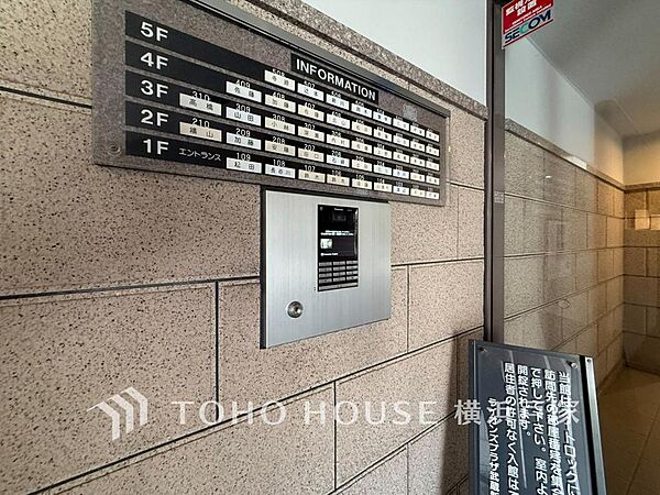 【オートロック】マンション住人以外の侵入を防ぐ為に設置。お子様がいらっしゃるご家庭にも安心の設備です。