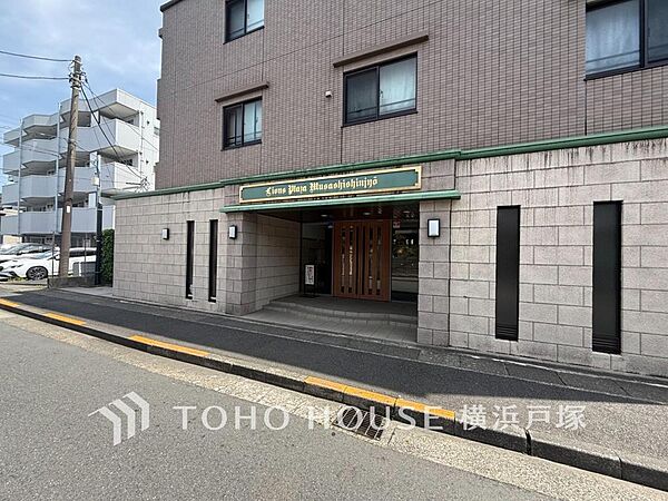 【Entrance】エントランスは毎日の行き帰りで使う大事な空間です。明るい基調で華やかなデザインなので、毎日も気持ちよく、またご友人なども素敵に迎え入れられます。
