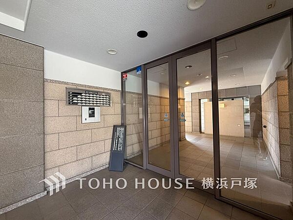 【Entrance】家族やゲストをやさしく迎える玄関。シンプルな中にセンスが光る、印象的なエントランス空間。