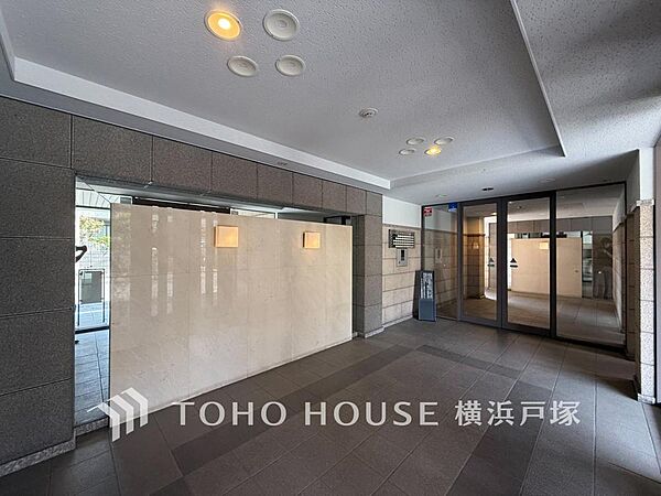 【Entrance】上質な第一印象を演出するエントランス。洗練されたデザインと心地よい空間が、訪れる人を温かく迎えます。