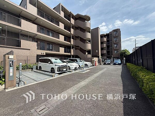 【Car space】敷地内に設けられたマンションの駐車場。お車をお持ちの方にも検討しやすい住まいです。住戸からの動線も確認でき、日々の通勤やお出かけの際の利便性も現地でご体感いただけます。