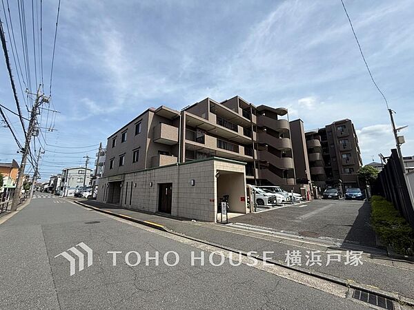 【Frontal road】周辺に建ち並ぶ邸宅も、それぞれに個性がありながらも落ち着いた雰囲気を醸し出している邸宅街の一角。
