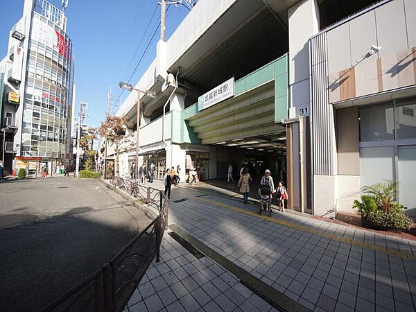 「川崎」駅までの所要時間は約19分。東横線が乗り入れる「武蔵小杉」駅までの所要時間は約6分。川崎中心部、都内の両方に気軽にアクセス可能です。駅前はスーパーや商店街がありお買い物もしやすいです。
