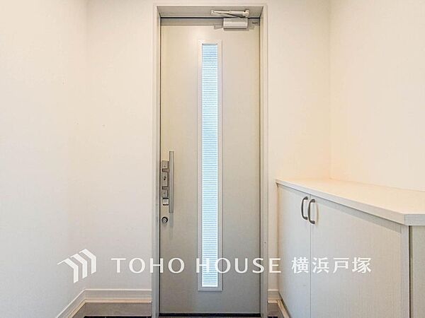 【Entrance】シンプルながらも洗練された印象の玄関スペース。住まいの入口として、さりげない良質感を感じられる空間です。