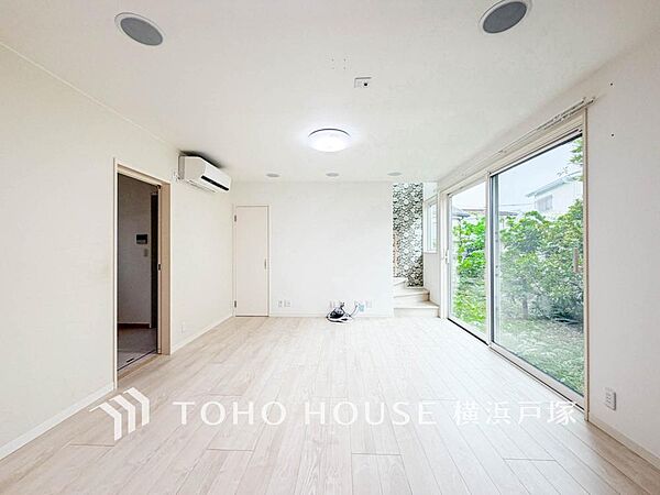 【Living room】柔らかな色合いのフローリングと清潔感の溢れるクロスが明るい空間を創り出しているリビングダイニング。憩いの場に相応しく、ここで楽しむ家族の時間が絆をより深めてくれそうです。