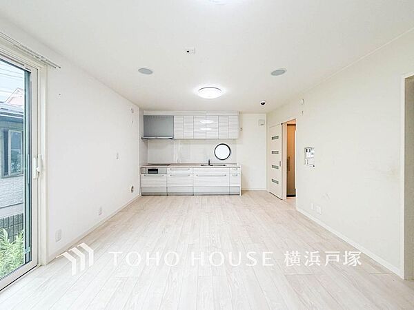 【Living room】明るく開放的な空間が広がるLDK。室内には豊かな陽光が注ぎ込み、爽やかな住空間を演出。