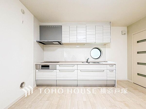 【Kitchen】誰もが使いやすいデザインにこだわったキッチン。プライベートスペースを彩るインテリアとしての美と、快適な日常を支える機能性と強さがひとつになったキッチンです。