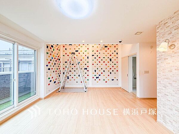 【Room】大きな窓からたっぷりと陽光が注がれる明るい空間。家族の成長に対応できる永住仕様の間取り。時を忘れて過ごす場所として過ごせるお部屋。