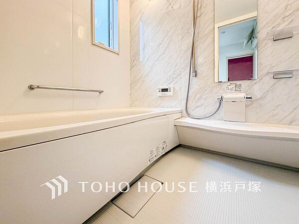 【Bathroom】1日の疲れを取り心身を癒すことができる住まいの中のリラクゼーション空間、リラックスできるよう優しいカラーをチョイスしました。時を忘れるほどのんびりできる空間に。