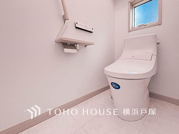 【Toilet】清潔感のあるトイレ空間。毎日快適に使えるよう配慮された仕様で、落ち着いて利用できる空間です。