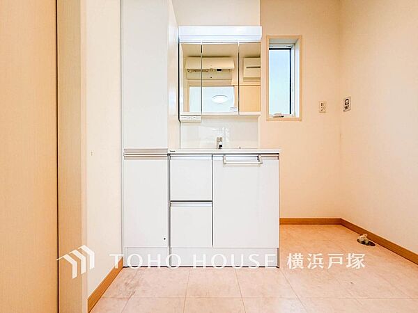 【Powder room】ご家族の1日が始まり、1日が終わりを締めくくる洗面空間。洗濯機を配置しても十分なスペースを確保した設計となっております。