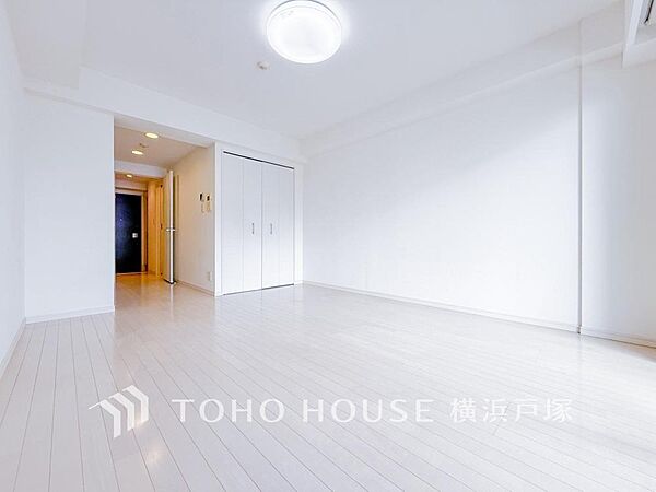 大きな窓から自然光が差し込む明るい空間。開放感があり、快適な時間を過ごせる住まいです。