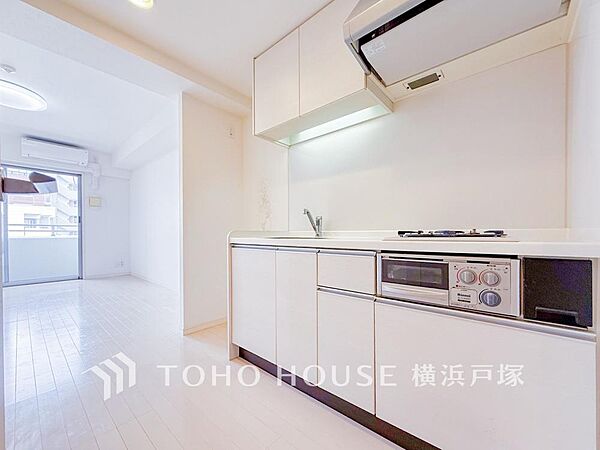 「Kitchen」内装の主役でもあり、日常活躍する重要な水回りでもあるからこそ機能性・デザイン性に力を入れております。お手入れのしやすいシステムキッチンを採用しております。