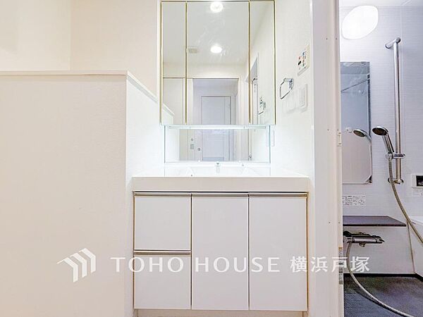 「Powder room」十分な大きさの洗面台は、身だしなみチェックや歯磨きなど、朝の慌ただしい時間でも余裕とゆとりを感じて頂けます。