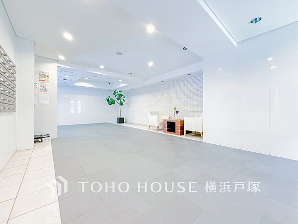 「Entrance」上質感漂うエントランス。めまぐるしく過ぎ行く日々の中でゆったりとした休息と癒しを提供してくれる居住者のプライベート空間があります。