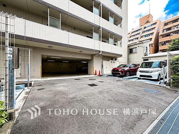 「Car space」ゆったりとした駐車スペースを確保いたしましたので、大きめのお車でも駐車可能です。サイズ、空き状況はお問合せください。