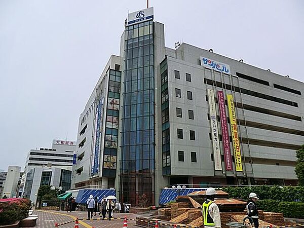 老舗百貨店。地下～2階に食料品・専門店、3～7階にファッション・生活雑貨、8階にレストラン街を展開しています。