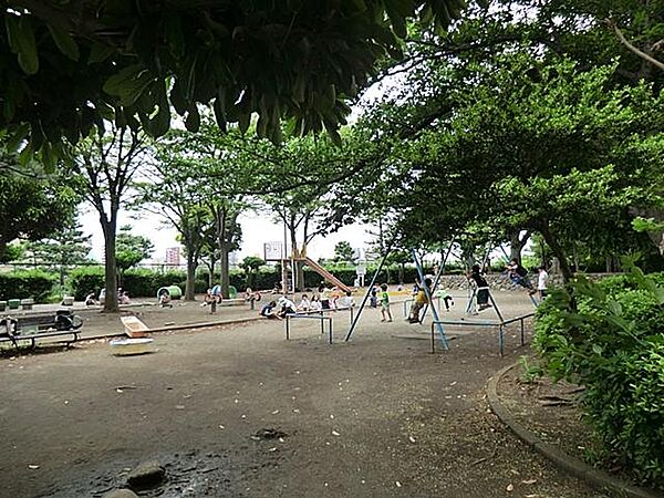 住宅地にある木々にかこまれた公園。滑り台などの遊具もあり小さな子が遊んだり散歩したり、近所の憩いの場になっています。