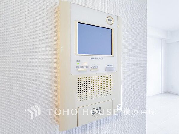 「Video intercom」見える安心をカタチにしました。誰が来てもわかる様にモニター付きインターホンを設置。家事導線を考慮した個所に設置し、防犯性と利便性に優れ快適と安らぎを合わせた優しい設計。