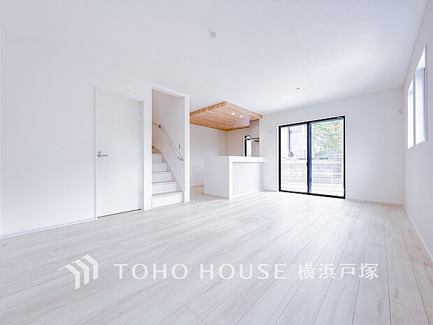 【Living room】ここにはみんなが集い、食事と楽しい会話が始まる。話に夢中になりすぎて、ついつい時を忘れてしまう。そんな束の間の幸せを感じさせてくれる場所。