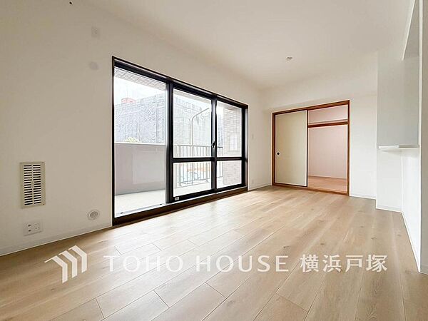 【Living room】ご家族やお客様との時間など、多くの時を刻む空間。何気なく過ぎる時でさえも上質なひと時となる快適な空間を目指して。