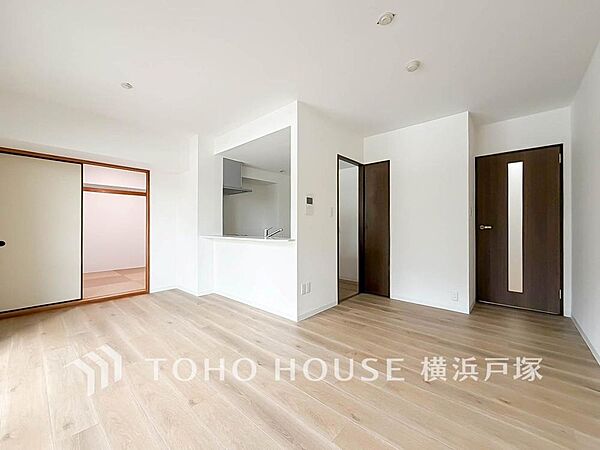 【Living room】家族と過ごすひと時を溢れる光が優しく包み込むリビングダイニング。家族とともに、心穏やかに過ごすひととき。家族との時間、自分の時間を大切にできる空間がここにあります。