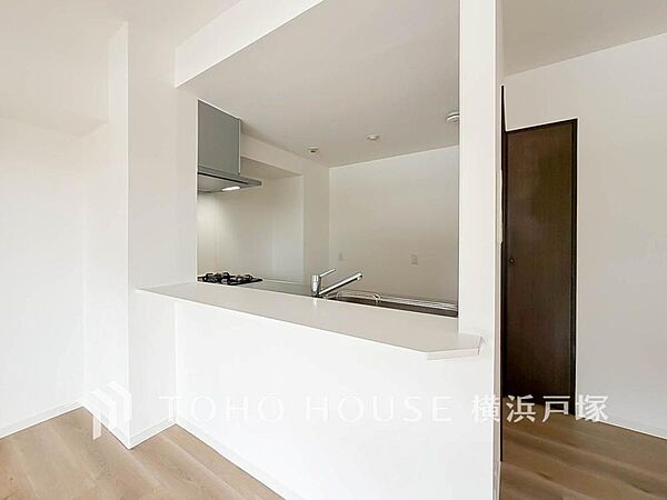 【Living room】家族と過ごすひと時を溢れる光が優しく包み込むリビングダイニング。家族とともに、過ごすひととき。