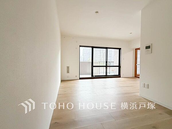 【Living room】柔らかな色合いのフローリングと清潔感の溢れるクロスが明るい空間を創り出しているリビングダイニング。憩いの場に相応しく、ここで楽しむ家族の時間が絆をより深めてくれそうです。