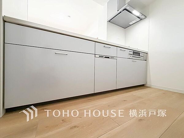 【Kitchen】手元の収納から、足元の収納までが全てスライド式で、奥のスペースまで有効に活用できます。奥まで上から見渡せるので、たまにしか使わない調理器具もサッと取出せます。