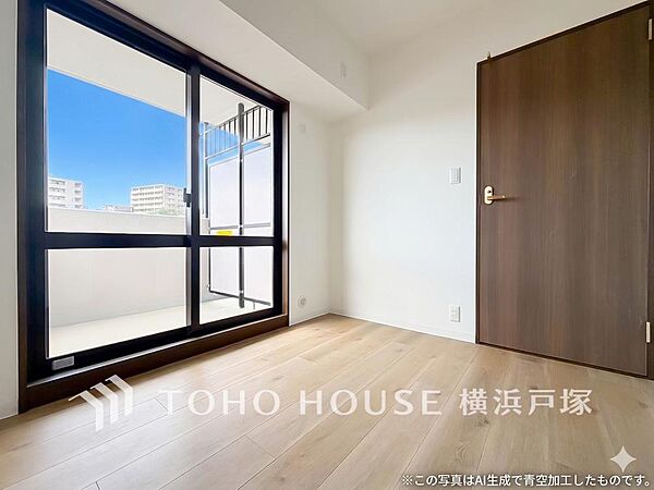 【Room】大きな窓からたっぷりと陽光が注がれる明るい空間。家族の成長に対応できる永住仕様の間取り。時を忘れて過ごす場所として過ごせるお部屋。