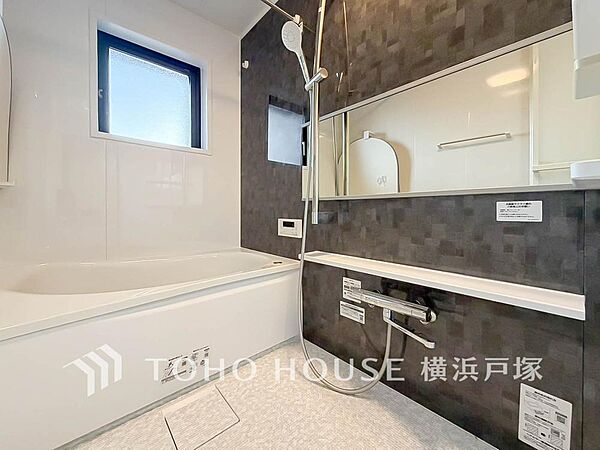 【Bathroom】1日の疲れを癒すバスルームは、心地よいリラックスを叶える清潔感溢れる美しい空間です。心からゆったりと寛いでいただけるよう、ゆとりのスペースを確保してます。