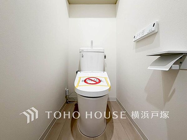 【Toilet】いつまでも清潔な空間であって頂けますように、目に留まるだけではなく、汚れをふき取り易いフロアと壁紙をチョイス致しました。洗浄便座になっておりますので、とても清潔にご使用いただけます。