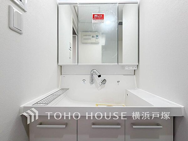 【Powder room】快適な使い心地とゆとりある空間が1日の疲れを解きほぐすバスルーム。空間も浴槽もゆったり使える設計。