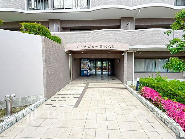 【Entrance】足を踏み入れると静穏な時間が流れるエントランスホール。心やすらぐ憩いのスペース。ゆったりと寛ぎながら、思い思いの時間を過ごせる空間です。