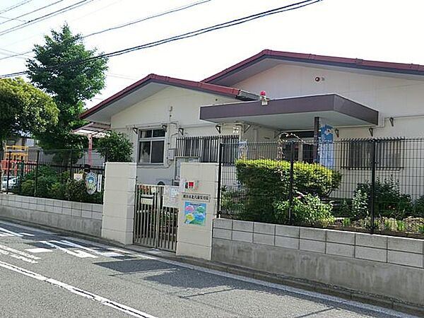 園庭は、見事な桜の木やイチョウの木、どんぐりの木があり子ども達の心を豊かにしてくれます。砂場やジャングルジム、滑り台、鉄棒、そして大きなプールもあります。