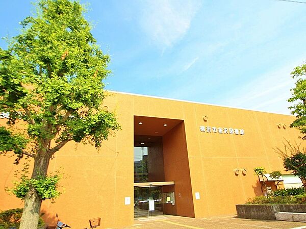 レンガ造りのどっしりとした佇まい。館内は明るく、使いやすい図書館を目指して居ます。2階窓側の個人席が人気です