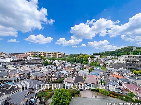 【View】手を伸ばせば、ふれることが出来そうな環境が、そのままインテリアになったような印象です。その豊かな眺望にふさわしい空間には、通風・採光にも優れ、心地よい光と風があふれています。