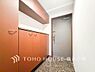 玄関：【Entrance】お客様をお迎えする玄関は落ち着いた雰囲気。帰り着くたびに洗練されたテイストの空間に迎えられ誇りと喜びを感じる玄関まわりです。