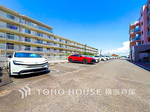 「Car space」ゆったりとした駐車スペースを確保いたしましたので、大きめのお車でも駐車可能です。自転車やバイクなど、ゆとりのある敷地で置き場所に困ることはないでしょう。