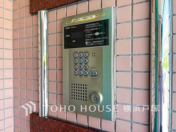 当マンションエントランスには、防犯対策の「オートロック」を採用。マンション住人以外の侵入を防ぐために設置しました。お子様がいらっしゃるご家庭にも安心の設備です。