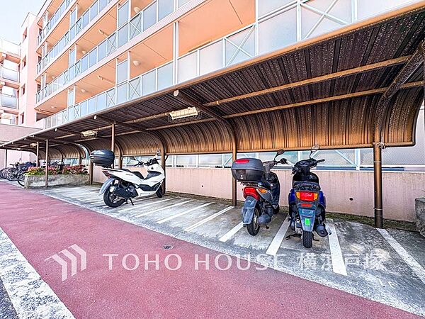 「Bike space」ゆったりとしたバイク置場を確保いたしましたので、大型のバイクでもスムーズに駐車可能です。自転車やスクーターなど、ゆとりのある敷地で置き場所に困ることはないでしょう。
