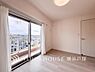 寝室：【Room】大きな窓からたっぷりと陽光が注がれる明るい空間。家族の成長に対応できる永住仕様の間取り。時を忘れて過ごす場所として過ごせるお部屋。