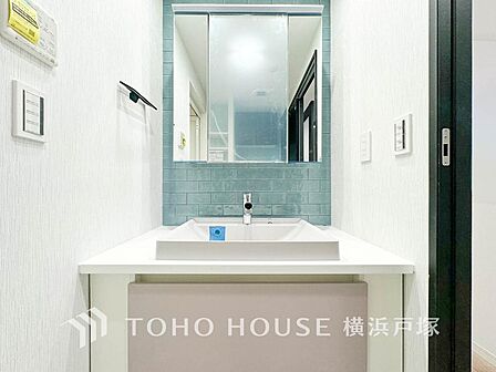 【Powder room】十分な大きさの洗面台は収納もさる事ながら、身だしなみチェックや歯磨きなど、朝の慌ただしい時間でもホテルライクなスペースで余裕とゆとりを感じて頂けます。