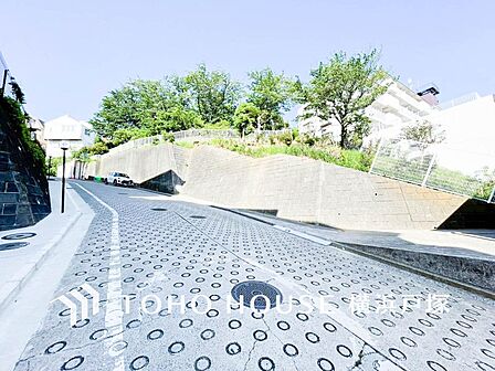 【Frontal road】マンション前面道路の様子。現地では道路の広さや周辺の街並みなど、写真では伝わりにくい住環境を実際にご覧いただけます。ぜひ現地でご確認ください。