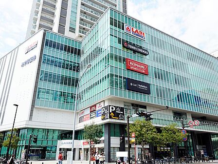 ミオカ(500m)上大岡駅直結。TOHOシネマズ上大岡が入る複合商業施設。ヤマダ電機や書店、100円ショップのSeria、衣料品のお店や飲食店なども多く入っています。