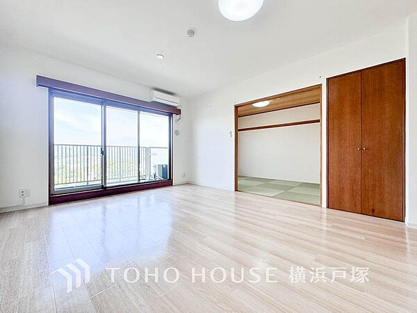 「Living room」広々としたリビングダイニングは、シックでモダンな内装。落ち着いた雰囲気に包まれて、伸びやかな空間の中で、ゆったりと家族団らんのひとときを過ごせます。