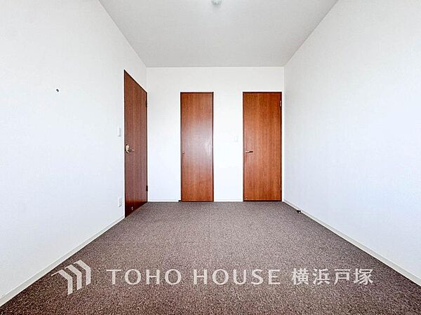 「Room」大きな窓からは快適な光を取り入れ、通気性能を上げる事で居心地の良い空間を演出します。多くの時間を過ごす住まいだからこそ、いつも快適な場所であるように心掛けています。